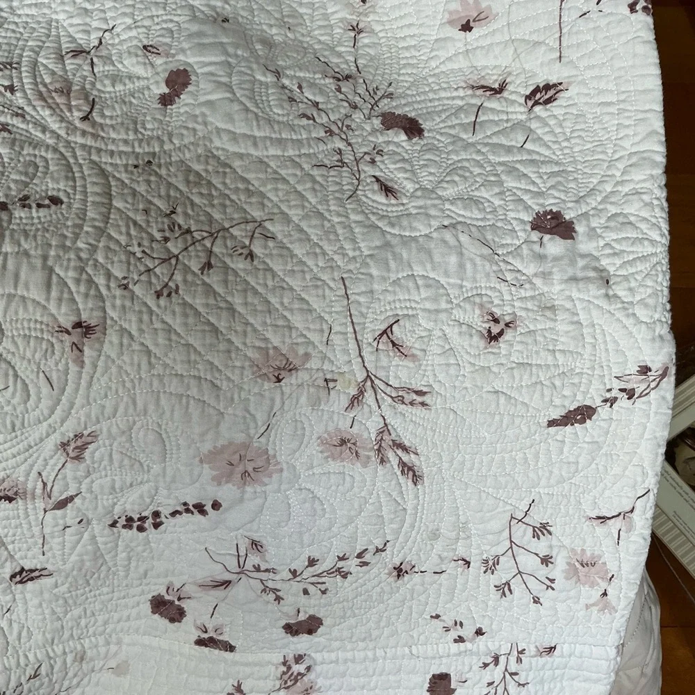 Elegant Floral Quilt - Cream